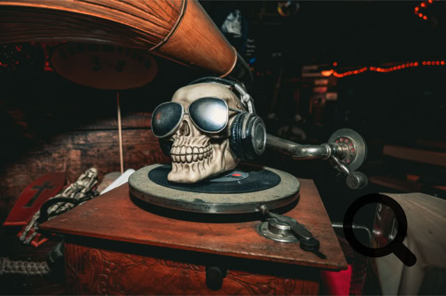 Totenkopf mit Kopfhörer auf Grammophon Deko im Schabreu