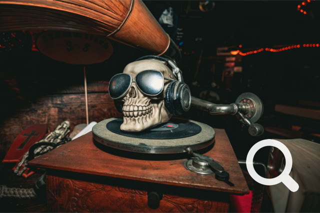 Totenkopf mit Kopfhörer auf Grammophon Deko im Schabreu