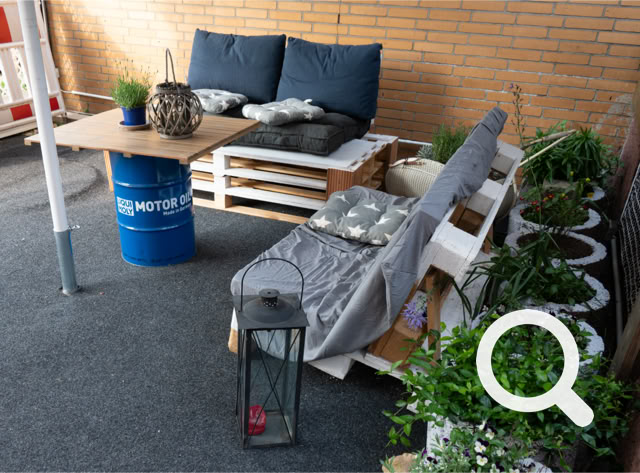 Gemütliche sitzgelegenheit im Schabreu Biergarten