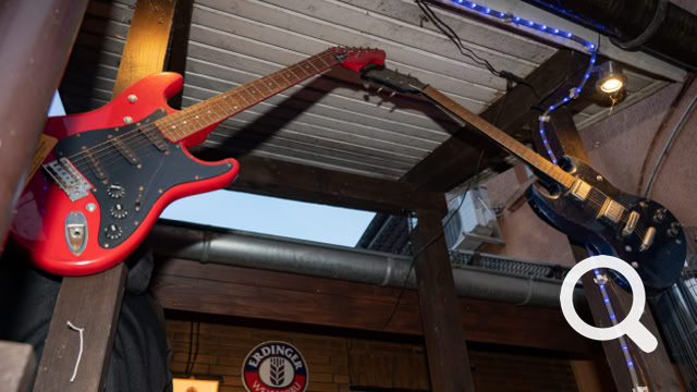 Zwei E-Gitarren im Eingangsbereich vom Schabreu