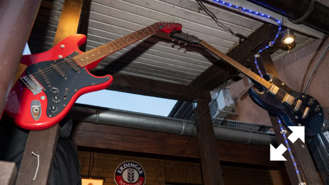 Zwei E-Gitarren im Eingangsbereich vom Schabreu