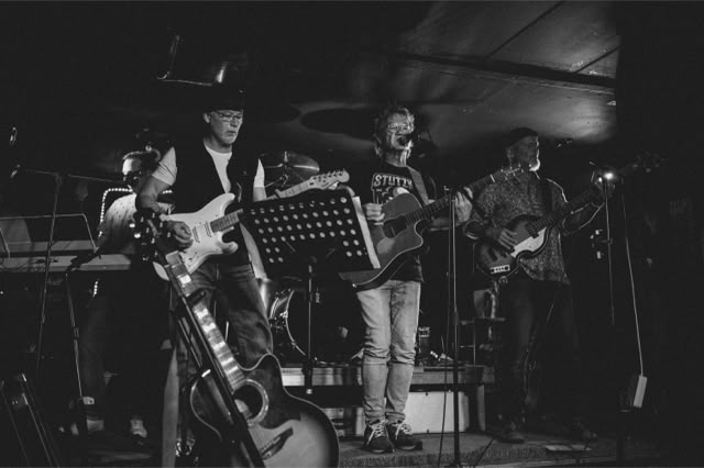 Stutzki, die Band von Tutti, dem Inhaber des Schabreu in Braunschweig. Keine Coverband. Alles eigene Songs live