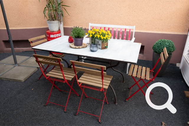 Sitzgelegenheit draussen im Schabreu Biergarten