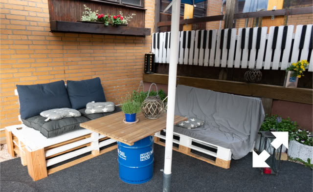 Gemütliche Sitzgelegenheit im Schabreu Biergarten