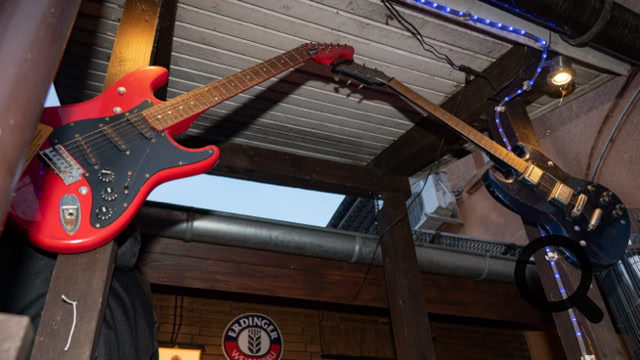 Zwei E-Gitarren im Eingangsbereich vom Schabreu