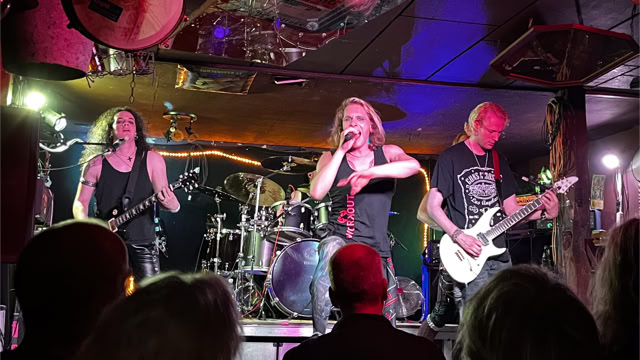 Night Laser rocken live im Schabreu in Braunschweig