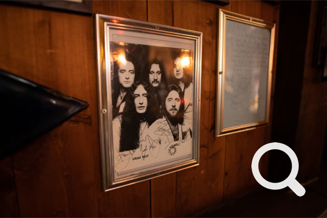 Eingerahmtes Bild von Uriah Heep mit Autogrammen.